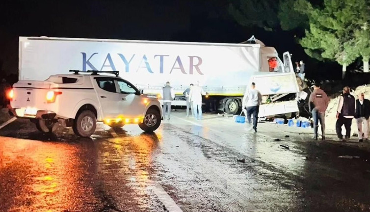 Tır ile transit çarpıştı (08 Ocak 2024)