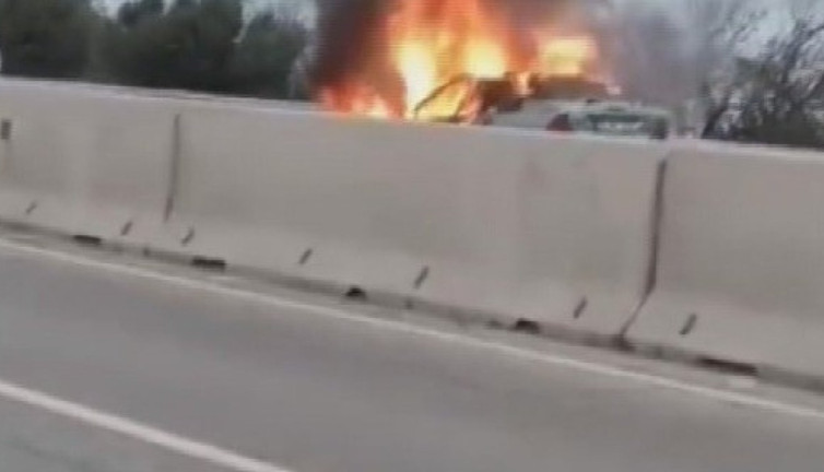 Hatay’da seyir halindeki araç yangına teslim oldu