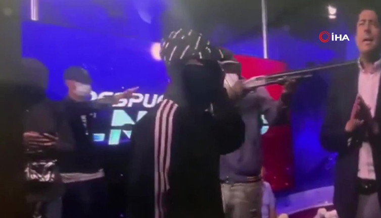 Silahlı saldırganlar canlı yayını bastı: Çok sayıda gazeteci ve çalışan rehin alındı