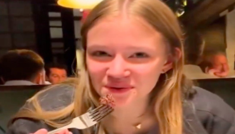 5 yıldır tek lokma et yemeyen vejetaryen kadın ilk kez biftek yedi, tepkisi gündem oldu