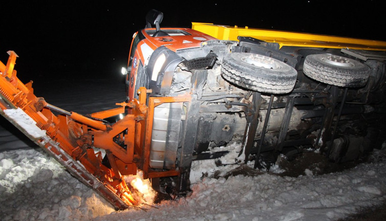 Bilecik'te kar küreme ve tuzlama aracı devrildi