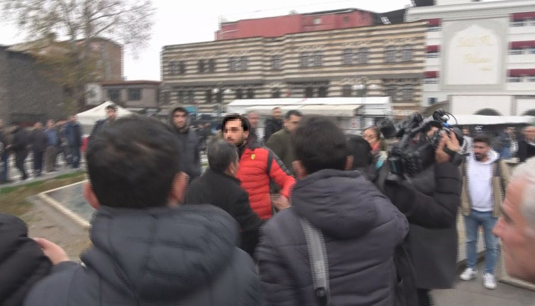 Diyarbakır'da bir vatandaş Rudaw muhabirine ağzının payını verdi! Türkçe konuş ulan! Burası Türkiye Cumhuriyeti