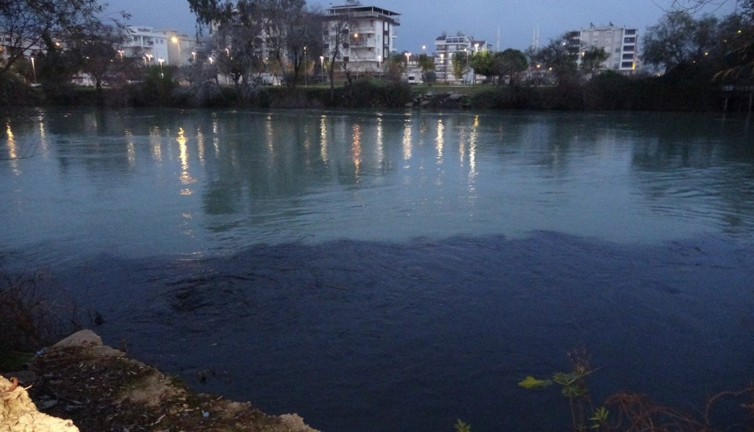 Manavgat Irmağı siyaha büründü