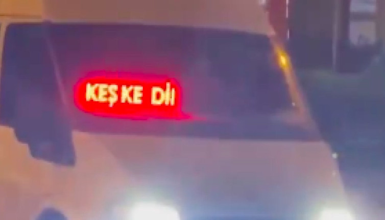 Bursa'da bir vatandaşın aracındaki yazı güldürdü: "Keşke dinozor olsaydım da bu günleri görmeseydim"