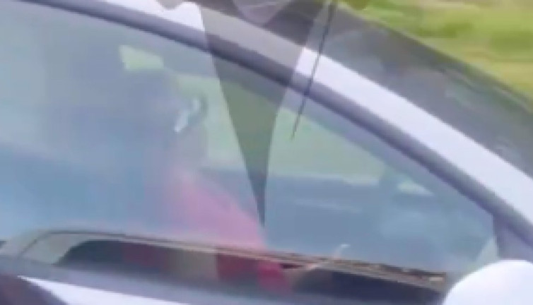 Tesla sürücüsü aracını otomatik pilota alıp uyudu, o anlar sosyal medyada tartışma konusu oldu