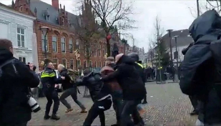 Hollanda'da Kur’an-ı Kerim’e saldırı: Müdahale etmek isteyen grupla polis arasında arbede çıktı