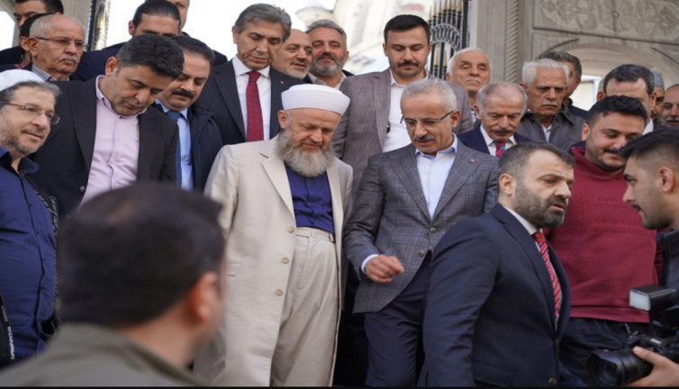 Ulaştırma Bakanı İsmailağa Cemaati’nin vakfını ziyaret etti. Hatıra defterini 'Kıymetli hocam' diyerek imzaladı