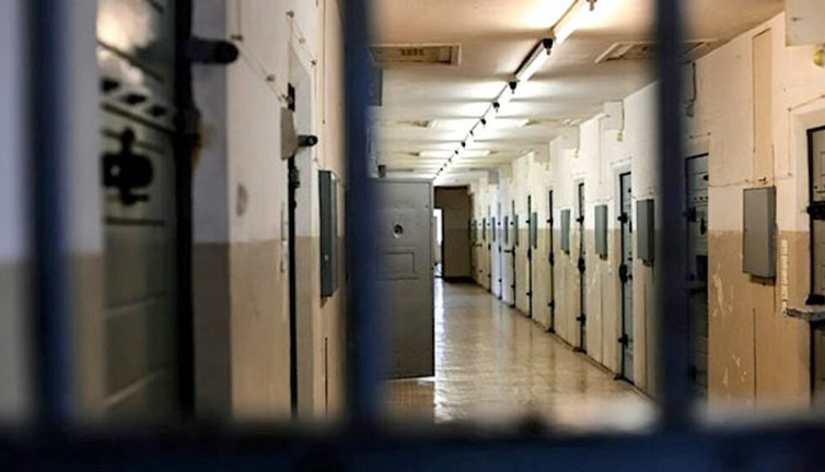 Cezaevinden çıktı bilgisayar kablosu ile adam öldürdü