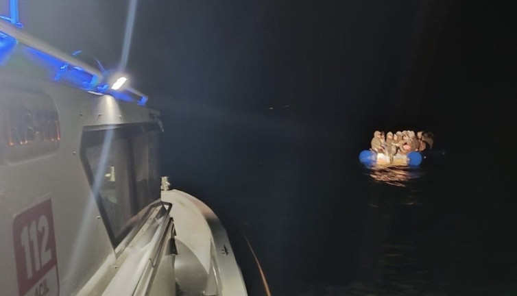 Ayvacık açıklarında çok sayıda kaçak göçmen yakalandı