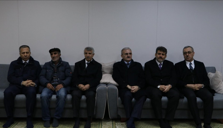 Bakan Yerlikaya'dan şehit Emrullah Gülmez'in şehit ailesine taziye ziyareti