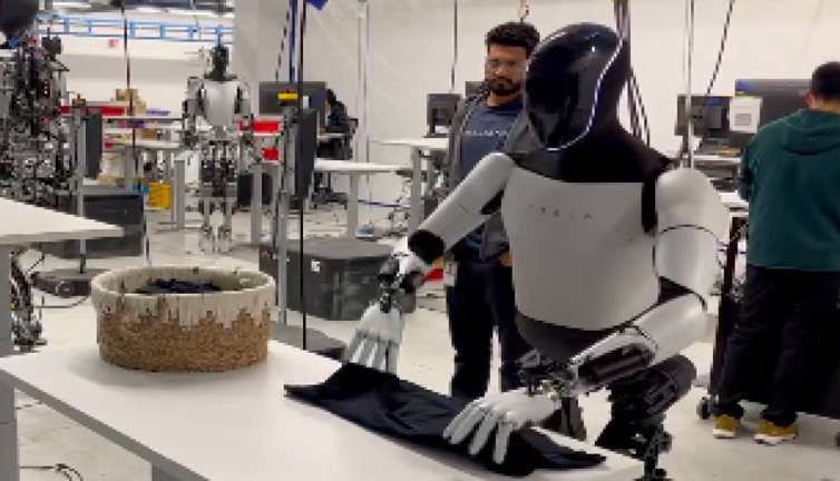 Elon Musk, Tesla robotunun tişört katlama yeteneğini gösterdi