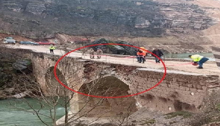 Viyadük için dinamit patlatıldı, tarihi Taşköprü'de çökme oluştu. 2. Abdulhamid döneminde yapılmıştı