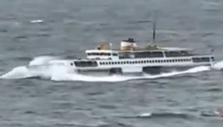 Adalar vapuru dev dalgalar arasında kaldı. Yolcular ecel teri döktü