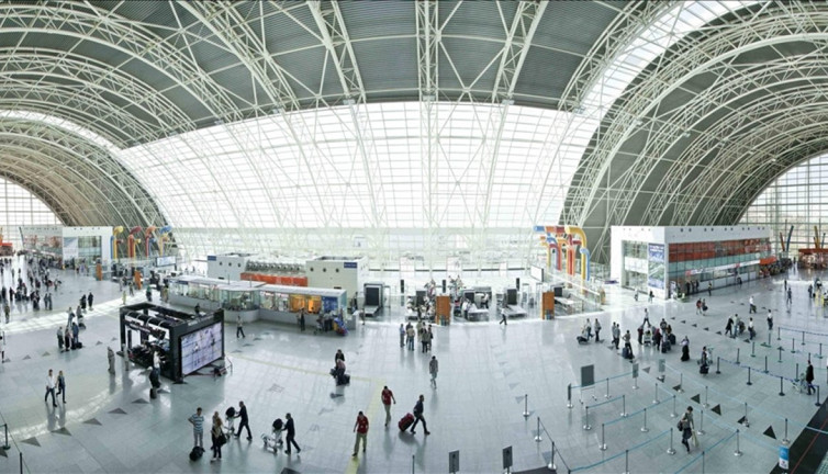 İzmir'de uçak seferlerine sis engeli