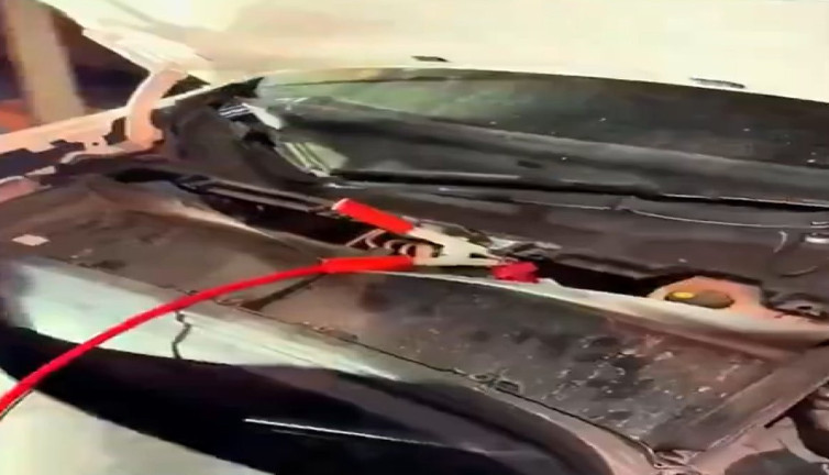 Türkiye'deki Tesla'ların büyük zafiyeti ortaya çıktı. Yolda kalan Tesla'yı Reno çalıştırdı