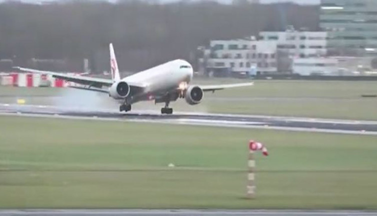 Dev uçağın inişte zor anları. Rüzgar yaprak gibi savurdu, pilot uçağı pas geçirdi