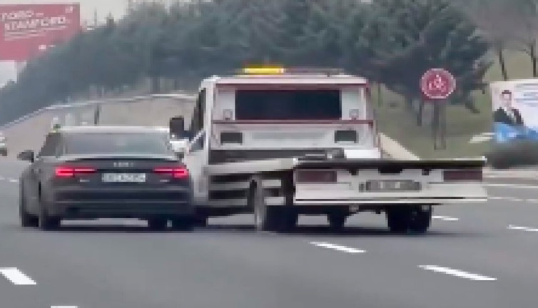 Trafikte zıtlaşan sürücülerin araçlarıyla atışması, çevredekilerin de hayatını tehlikeye soktu