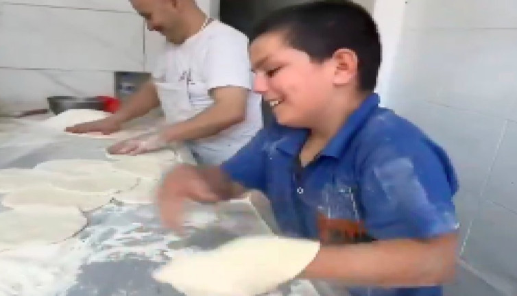 Babasıyla fırında çalışan 8 yaşındaki çocuğun hamur açma yeteneğini öve öve bitiremediler