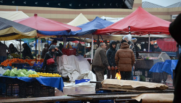 Keşan’da yağmur ve rüzgar esnafı vurdu