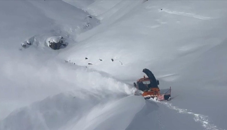 Şırnak'ta yoğun kar yağışı: Karayolları ekipleri 7/24 çalışıyor