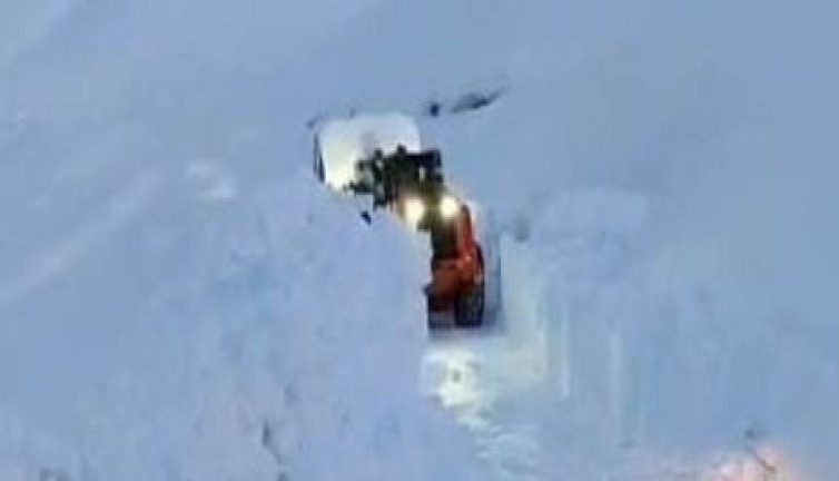 Köy ve mezra yollarını kar kapattı