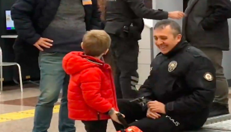 Bursa Havalimanı'na çantasında silahla gelen 6 yaşındaki çocuk ile polisin gülümseten anları