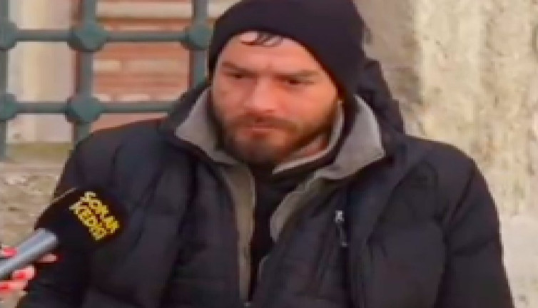 Ses tonu ve diksiyonuyla dikkat çeken sokakta yaşayan vatandaş: 'Yardım için hangi belediye, kaymakamlığa gittiysem yok çektiler'