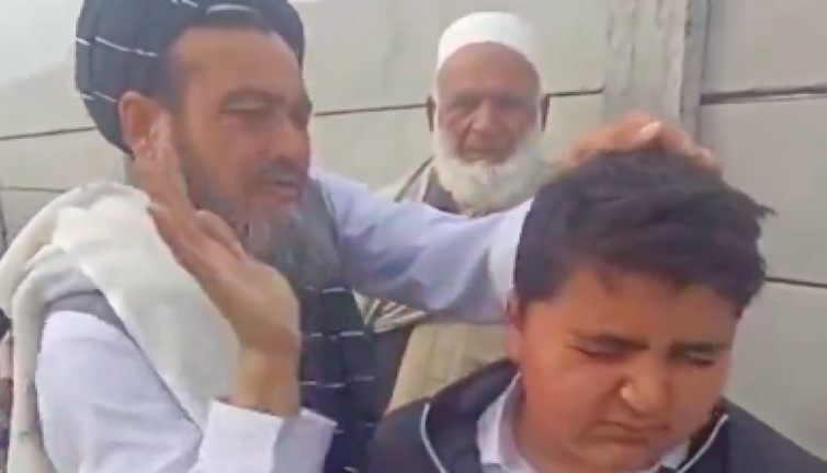 Pakistanlı KBB doktorunun, sağır çocuğun işitme duyusunu kulaklarına vurarak geri getirdiği iddia edildi