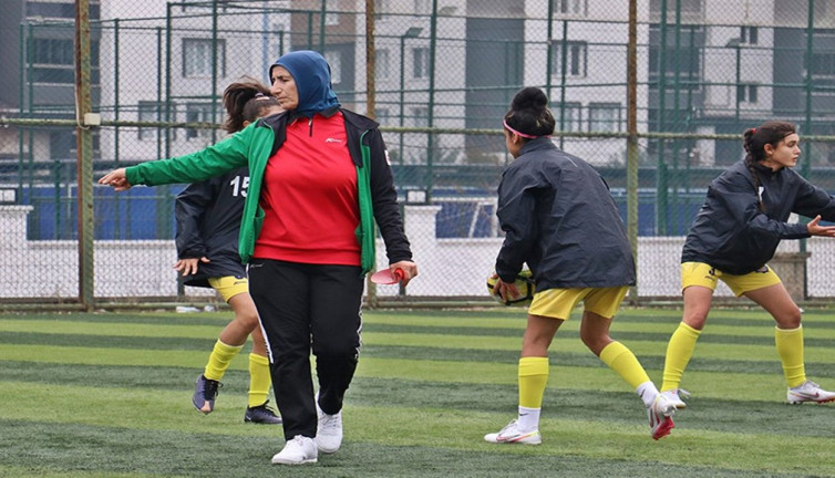 54 yaşında teknik direktör olan Azize Ay ilk maçını 9-0 kazandı