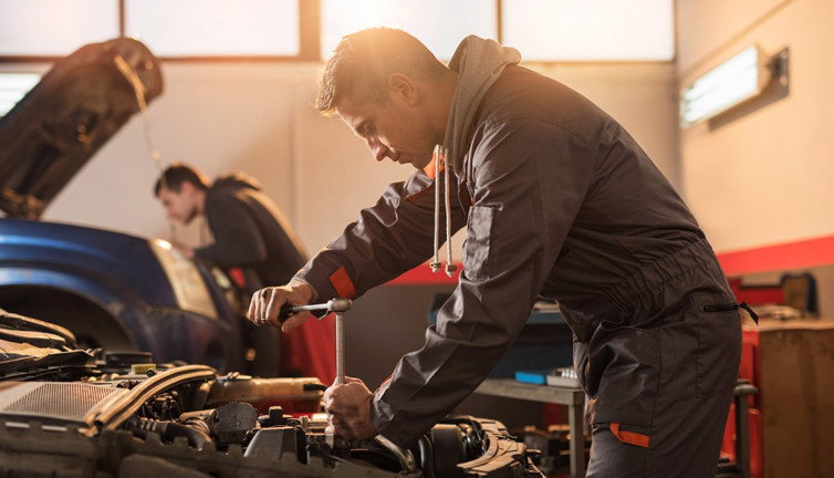 Otomotiv devi 2. el araçları sıfır gibi yaptı fiyatlar 249 binden başlıyor. Fabrikada yenileyip 6 ay garanti verdi