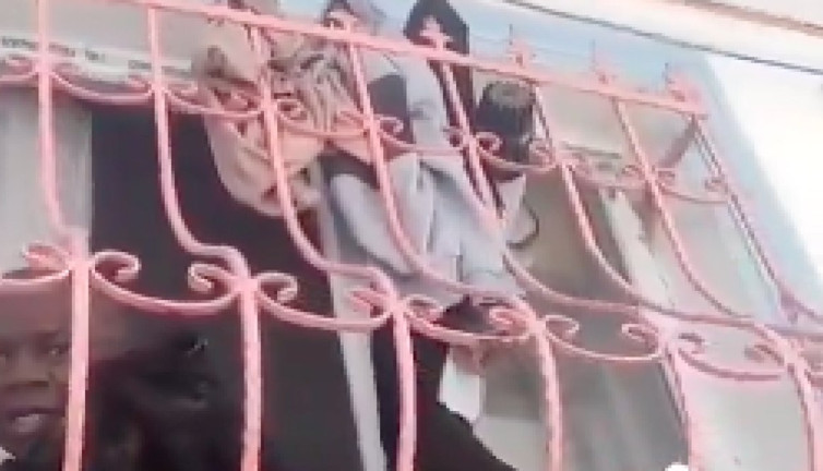 Afrikalı adamın hayvan kellelerini saksı gibi cama koymasına komşuları tepki gösterdi