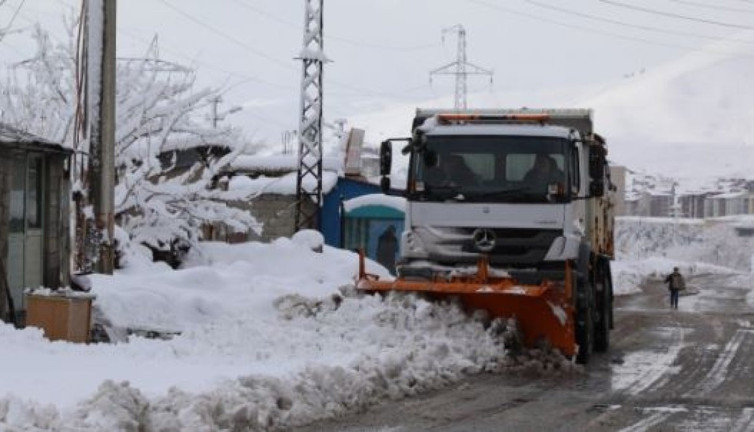 Bitlis’te beyaz esaret: Kar yağışı hayatı felç etti