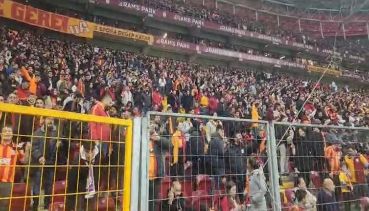 Galatasaray'da Icardi oyuna girdi. Taraftar görür görmez bağırmaya başladı