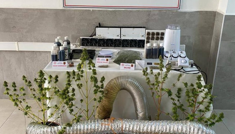 Evine kurduğu düzenekle uyuşturucu üreten şahıs yakalandı