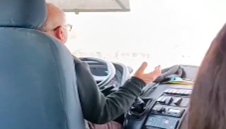 Dolmuş şoförü trafikteyken birden ellerini açıp dua etmeye başlayınca minibüstekiler gülmelerine engel olamadılar