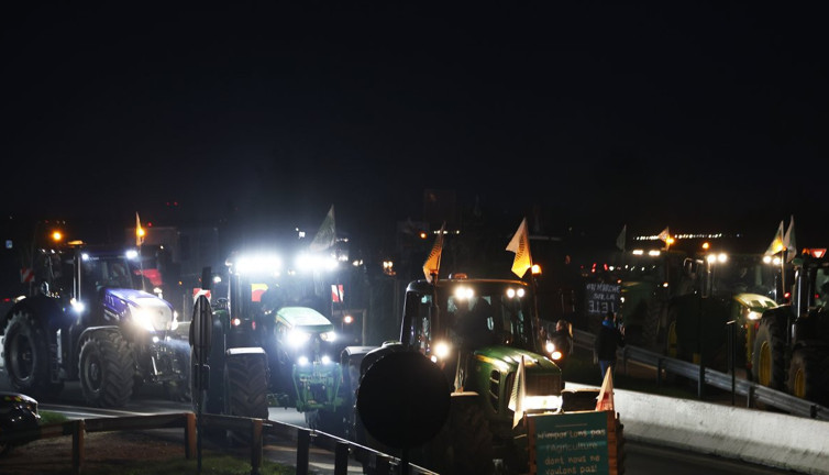 Fransa’da çiftçiler hükümete geri adım attırdı