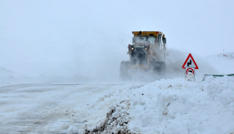 Kars’ta yüzlerce köy yolu ulaşıma kapandı