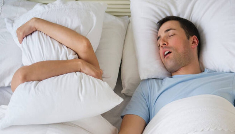 Uyku apnesi belirtileri neler? Uyku apnesi neden olur?