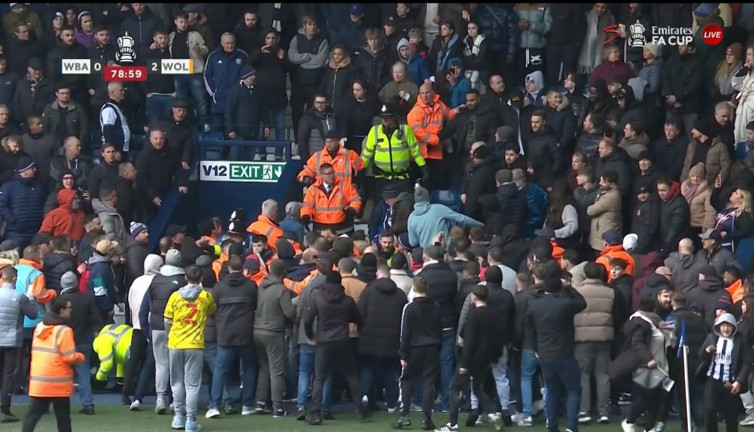 İngiltere'de taraftar kavga etti maç yarıda kaldı