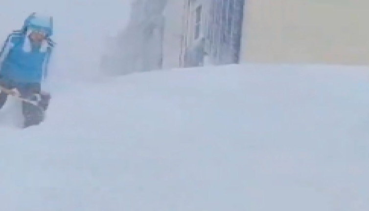 Sabah uyandınız, dışarıda kar boyunuzu aşmış ve arabanız kar altında...