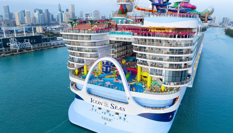 Dünyanın en büyük yolcu gemisi 7 günlük seyahatine başladı