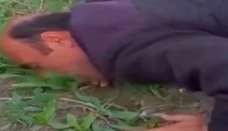 Sosyal medyada gündem olan ilginç görüntü: Yerdeki otları otlayan adam