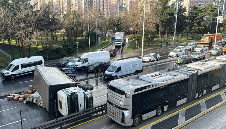 Beylikdüzü’nde kamyon devrildi. D-100’de orta şeritte trafik kilitlendi