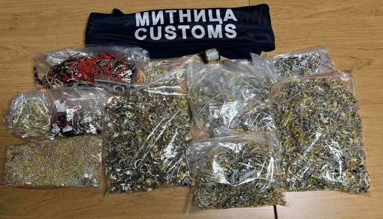 Araç değil resmen seyyar kuyumcu! Memurlar sınırda yakaladı