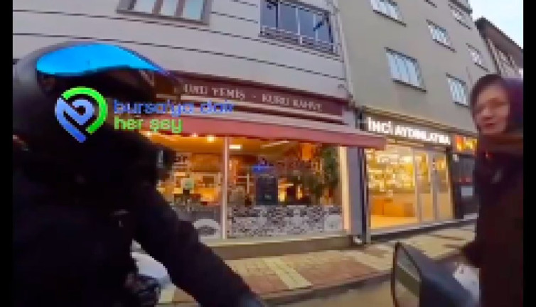 Motosiklet sürücüsüyle yoldan geçen teyzenin kalp ısıtan diyaloğu: "Kurban olurum sana"