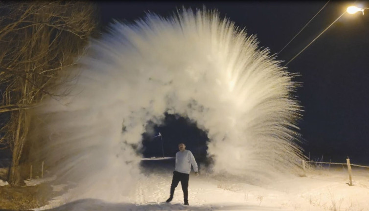 Bayburt’ta sıcaklık eksi 22 dereceye düştü. Havaya atılan sıcak su buz oldu