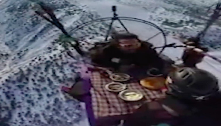 Erzincan'da yamaç paraşütüyle gökyüzünde kahvaltı keyfi