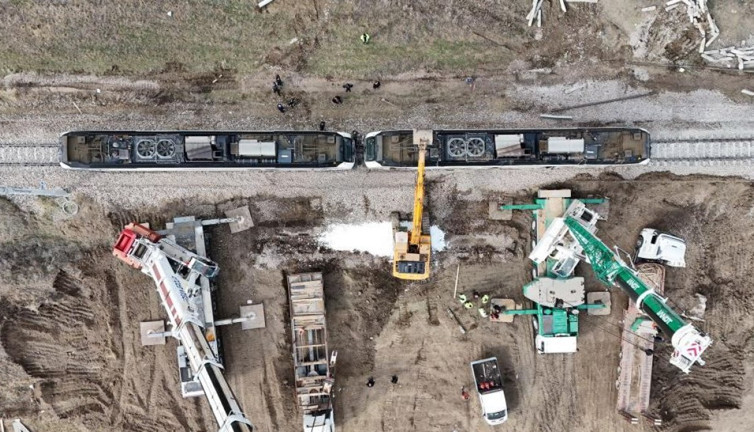 Kırklareli’de devrilen tren kaldırılarak demiryolu yeniden ulaşıma açıldı