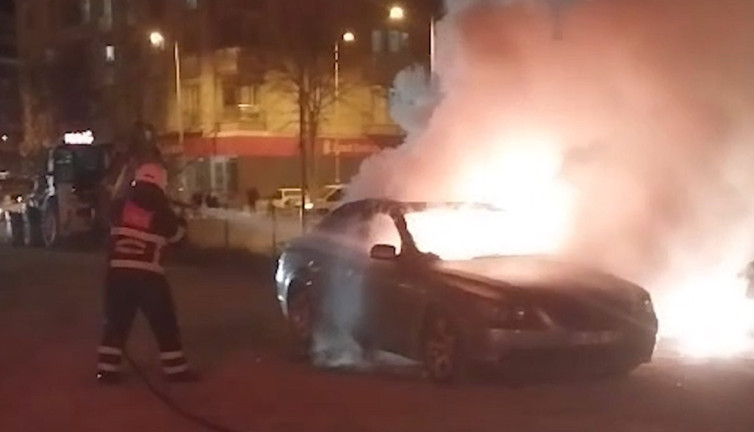 Kırıkkale’de park halindeki araç alev topuna döndü