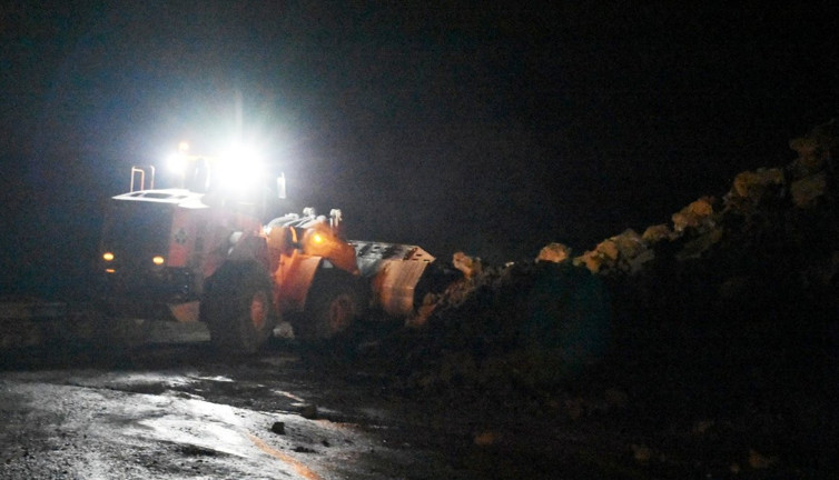 Heyelan trafiği durdurdu